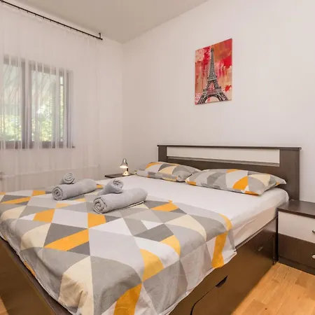 Amazing In With Kitchen Apartment *